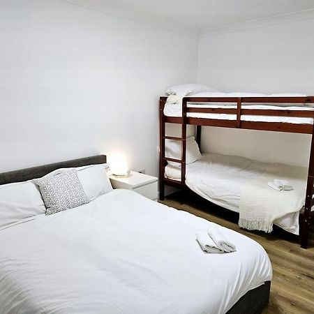 Wonderful Apartment In Wembley Londra Esterno foto