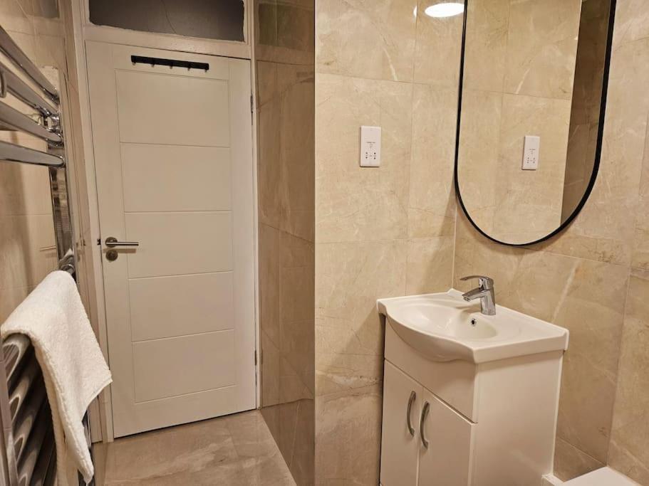 Wonderful Apartment In Wembley Londra Esterno foto