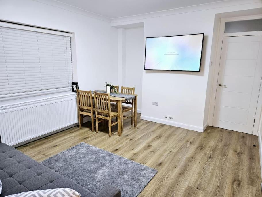 Wonderful Apartment In Wembley Londra Esterno foto