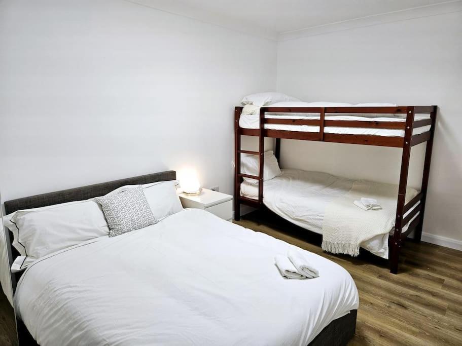 Wonderful Apartment In Wembley Londra Esterno foto