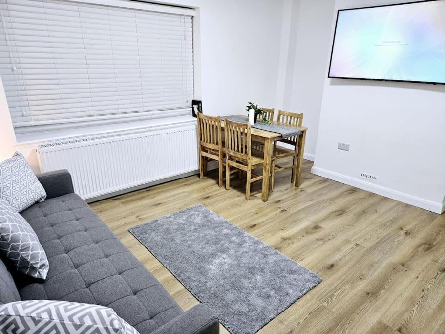 Wonderful Apartment In Wembley Londra Esterno foto