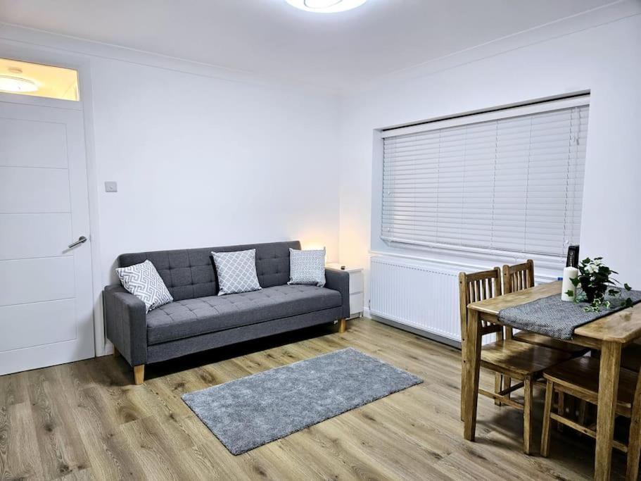Wonderful Apartment In Wembley Londra Esterno foto