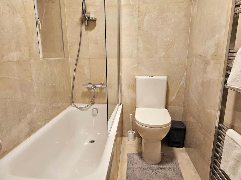 Wonderful Apartment In Wembley Londra Esterno foto