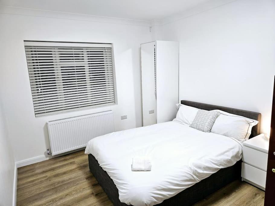 Wonderful Apartment In Wembley Londra Esterno foto