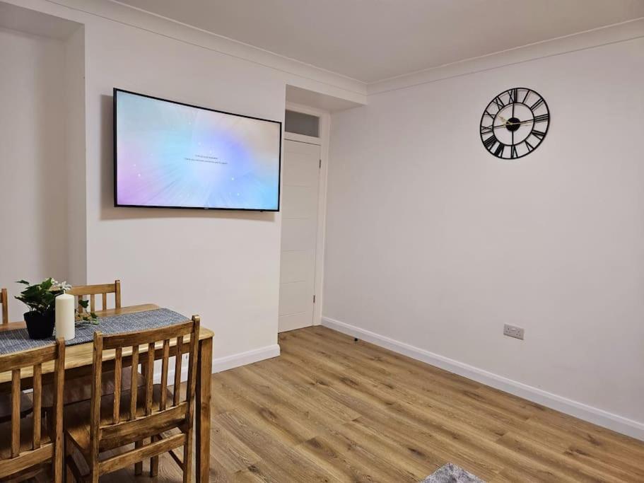 Wonderful Apartment In Wembley Londra Esterno foto