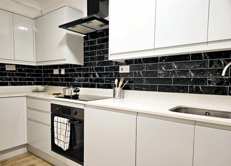 Wonderful Apartment In Wembley Londra Esterno foto
