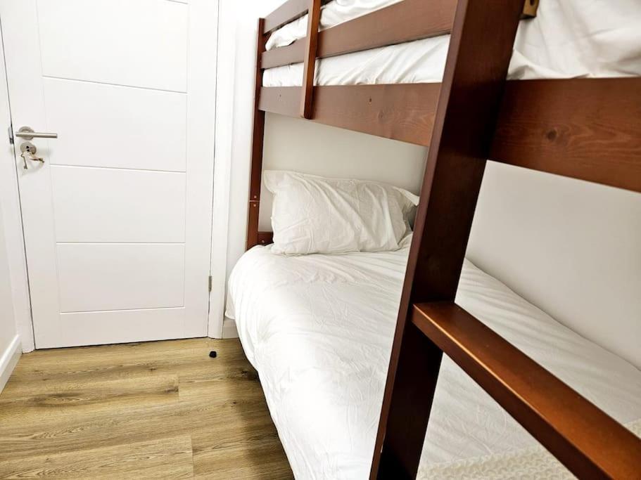 Wonderful Apartment In Wembley Londra Esterno foto