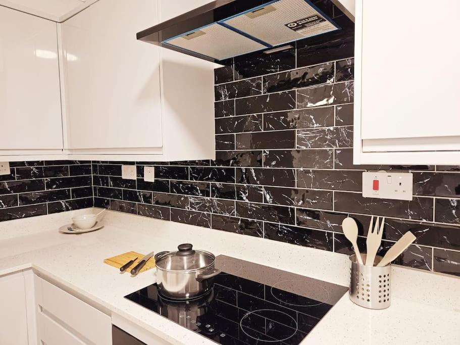 Wonderful Apartment In Wembley Londra Esterno foto